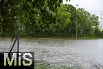 01.06.2024, Bad Wrishofen im Unterallgu, Hochwasser nach andauernden Regenfllen, der Wrthbach hat die den Sportplatz von Kirchdorf berschwemmt.  