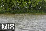 01.06.2024, Bad Wrishofen im Unterallgu, Hochwasser nach andauernden Regenfllen, der Wrthbach hat die den Sportplatz von Kirchdorf berschwemmt.  