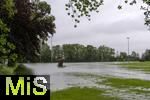 01.06.2024, Bad Wrishofen im Unterallgu, Hochwasser nach andauernden Regenfllen, der Wrthbach hat die den Sportplatz von Kirchdorf berschwemmt.  