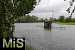 01.06.2024, Bad Wrishofen im Unterallgu, Hochwasser nach andauernden Regenfllen, der Wrthbach hat die den Sportplatz von Kirchdorf berschwemmt.  