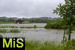01.06.2024, Bad Wrishofen im Unterallgu, Hochwasser nach andauernden Regenfllen, der Wrthbach hat die Wiesen vor der Autobahn A96 zum Skylinepark bei Kirchdorf berschwemmt.  