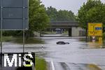 01.06.2024, Bad Wrishofen im Unterallgu, Hochwasser nach andauernden Regenfllen, der Wrthbach hat die Unterfhrung der Autobahn A96 zum Skylinepark bei Kirchdorf berschwemmt. Ein Wagen ist steckengeblieben in den Fluten. 