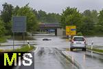 01.06.2024, Bad Wrishofen im Unterallgu, Hochwasser nach andauernden Regenfllen, der Wrthbach hat die Unterfhrung der Autobahn A96 zum Skylinepark bei Kirchdorf berschwemmt. Ein Wagen ist steckengeblieben in den Fluten.  Es gibt kein Durchkommen mehr.
