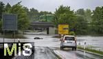 01.06.2024, Bad Wrishofen im Unterallgu, Hochwasser nach andauernden Regenfllen, der Wrthbach hat die Unterfhrung der Autobahn A96 zum Skylinepark bei Kirchdorf berschwemmt. Ein Wagen ist steckengeblieben in den Fluten.  Es gibt kein Durchkommen mehr.