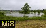 01.06.2024, Bad Wrishofen im Unterallgu, Hochwasser nach andauernden Regenfllen, der Wrthbach hat die Wiesen vor der Autobahn A96 zum Skylinepark bei Kirchdorf berschwemmt.  
