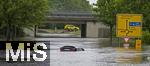 01.06.2024, Bad Wrishofen im Unterallgu, Hochwasser nach andauernden Regenfllen, der Wrthbach hat die Unterfhrung der Autobahn A96 zum Skylinepark bei Kirchdorf berschwemmt. Ein Wagen ist steckengeblieben in den Fluten. 
