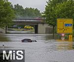 01.06.2024, Bad Wrishofen im Unterallgu, Hochwasser nach andauernden Regenfllen, der Wrthbach hat die Unterfhrung der Autobahn A96 zum Skylinepark bei Kirchdorf berschwemmt. Ein Wagen ist steckengeblieben in den Fluten. 