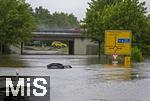 01.06.2024, Bad Wrishofen im Unterallgu, Hochwasser nach andauernden Regenfllen, der Wrthbach hat die Unterfhrung der Autobahn A96 zum Skylinepark bei Kirchdorf berschwemmt. Ein Wagen ist steckengeblieben in den Fluten. 