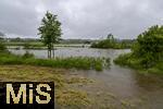 01.06.2024, Bad Wrishofen im Unterallgu, Hochwasser nach andauernden Regenfllen, der Wrthbach hat die Wiesen vor der Autobahn A96 zum Skylinepark bei Kirchdorf berschwemmt.  