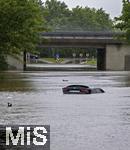 01.06.2024, Bad Wrishofen im Unterallgu, Hochwasser nach andauernden Regenfllen, der Wrthbach hat die Unterfhrung der Autobahn A96 zum Skylinepark bei Kirchdorf berschwemmt. Ein Wagen ist steckengeblieben in den Fluten. Der Fahrer ist aus dem Auto rechtzeitig gerettet worden. Hinten schwimmt in seelenruhe eine Ente.