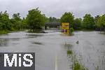 01.06.2024, Bad Wrishofen im Unterallgu, Hochwasser nach andauernden Regenfllen, der Wrthbach hat die Unterfhrung der Autobahn A96 zum Skylinepark bei Kirchdorf berschwemmt. Ein Wagen ist steckengeblieben in den Fluten. 