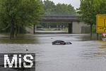 01.06.2024, Bad Wrishofen im Unterallgu, Hochwasser nach andauernden Regenfllen, der Wrthbach hat die Unterfhrung der Autobahn A96 zum Skylinepark bei Kirchdorf berschwemmt. Ein Wagen ist steckengeblieben in den Fluten. Der Fahrer ist aus dem Auto rechtzeitig gerettet worden. Hinten schwimmt in seelenruhe eine Ente.