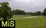 01.06.2024, Bad Wrishofen im Unterallgu, Hochwasser nach andauernden Regenfllen, Der Wrthbach ist aus seinem Bett getreten und fliesst auf die Stadt zu, hier im Sden.