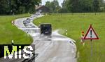 01.06.2024, Bad Wrishofen im Unterallgu, Hochwasser nach andauernden Regenfllen, Autos fahren durch Wassermassen von Obergammenried her, Von Osten fliessen groe Mengen Wasser zum Wrthbach, der ist aus seinem Bett getreten und fliesst auf die Stadt zu, hier im Sden. 