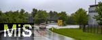 01.06.2024, Bad Wrishofen im Unterallgu, Hochwasser nach andauernden Regenfllen, der Wrthbach hat die Unterfhrung der Autobahn A96 zum Skylinepark bei Kirchdorf berschwemmt. Ein Wagen ist steckengeblieben in den Fluten.  Keiner kommt mehr durch.