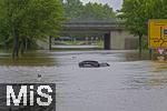 01.06.2024, Bad Wrishofen im Unterallgu, Hochwasser nach andauernden Regenfllen, der Wrthbach hat die Unterfhrung der Autobahn A96 zum Skylinepark bei Kirchdorf berschwemmt. Ein Wagen ist steckengeblieben in den Fluten. Der Fahrer ist aus dem Auto rechtzeitig gerettet worden. Hinten schwimmt in seelenruhe eine Ente.