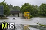 01.06.2024, Bad Wrishofen im Unterallgu, Hochwasser nach andauernden Regenfllen, der Wrthbach hat die Unterfhrung der Autobahn A96 zum Skylinepark bei Kirchdorf berschwemmt. Ein Wagen ist steckengeblieben in den Fluten.  Keiner kommt mehr durch.
