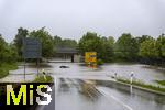 01.06.2024, Bad Wrishofen im Unterallgu, Hochwasser nach andauernden Regenfllen, der Wrthbach hat die Unterfhrung der Autobahn A96 zum Skylinepark bei Kirchdorf berschwemmt. Ein Wagen ist steckengeblieben in den Fluten.  Keiner kommt mehr durch.