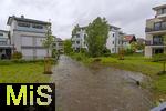 01.06.2024, Bad Wrishofen im Unterallgu, Hochwasser nach andauernden Regenfllen, der Wrthbach ist gefhrlich hoch an der Siedlung im Sden der Stadt.
