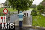 01.06.2024, Bad Wrishofen im Unterallgu, Hochwasser nach andauernden Regenfllen, der Wrthbach ist gefhrlich hoch an der Siedlung im Sden der Stadt.