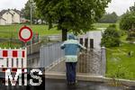 01.06.2024, Bad Wrishofen im Unterallgu, Hochwasser nach andauernden Regenfllen, der Wrthbach ist gefhrlich hoch an der Siedlung im Sden der Stadt.