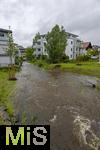 01.06.2024, Bad Wrishofen im Unterallgu, Hochwasser nach andauernden Regenfllen, der Wrthbach ist gefhrlich hoch an der Siedlung im Sden der Stadt.