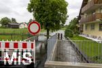 01.06.2024, Bad Wrishofen im Unterallgu, Hochwasser nach andauernden Regenfllen, der Wrthbach ist gefhrlich hoch an der Siedlung im Sden der Stadt.
