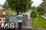01.06.2024, Bad Wrishofen im Unterallgu, Hochwasser nach andauernden Regenfllen, der Wrthbach ist gefhrlich hoch an der Siedlung im Sden der Stadt.