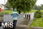 01.06.2024, Bad Wrishofen im Unterallgu, Hochwasser nach andauernden Regenfllen, der Wrthbach ist gefhrlich hoch an der Siedlung im Sden der Stadt.