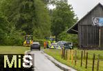 01.06.2024, Bad Wrishofen im Unterallgu, Hochwasser nach andauernden Regenfllen, Behrden kmmern sich mit Fachleuten am Waldsee im Sden um die Sicherheit des Staudammes. 
