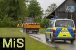 01.06.2024, Bad Wrishofen im Unterallgu, Hochwasser nach andauernden Regenfllen, Behrden kmmern sich mit Fachleuten am Waldsee im Sden um die Sicherheit des Staudammes. Sandscke werden angefahren.