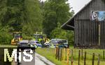 01.06.2024, Bad Wrishofen im Unterallgu, Hochwasser nach andauernden Regenfllen, Behrden kmmern sich mit Fachleuten am Waldsee im Sden um die Sicherheit des Staudammes.