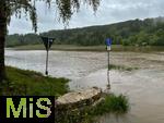 01.06.2024, Mindelheim im Unterallgu, Hochwasser nach andauernden Regenfllen, die Mindel berschwemmt hier die Felder im Norden der Stadt, die Strasse nach Westernach ist unpassierbar.