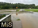 01.06.2024, Mindelheim im Unterallgu, Hochwasser nach andauernden Regenfllen, die Mindel berschwemmt hier die Felder im Norden der Stadt, die Strasse nach Westernach ist unpassierbar.