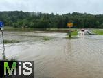 01.06.2024, Mindelheim im Unterallgu, Hochwasser nach andauernden Regenfllen, die Mindel berschwemmt hier die Felder im Norden der Stadt, die Strasse nach Westernach ist unpassierbar.