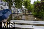01.06.2024, Bad Wrishofen im Unterallgu, drohendes Hochwasser nach andauernden Regenfllen, Fussgngerzone, der Wrthbach ist bedrohich angestiegen.