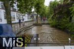 01.06.2024, Bad Wrishofen im Unterallgu, drohendes Hochwasser nach andauernden Regenfllen, Fussgngerzone, der Wrthbach ist bedrohich angestiegen.