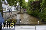 01.06.2024, Bad Wrishofen im Unterallgu, drohendes Hochwasser nach andauernden Regenfllen, Fussgngerzone, der Wrthbach ist bedrohich angestiegen.