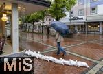 01.06.2024, Bad Wrishofen im Unterallgu, drohendes Hochwasser nach andauernden Regenfllen, Fussgngerzone, die Geschfte haben mit Sandscken Vorsorge vor dem drohenden Hochwasser getroffen. 