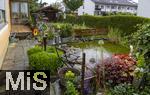 01.06.2024, Garten in Mindelheim,  Gepflegter Privat-Garten in Mindelheim, Gartenteich mit Bewuchs.
