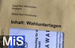 01.06.2024, Der Stimmzettel und Briefwahlunterlagen zur Europawahl 2024 werden in den braunen Umschlag gesteckt und dann eingeworfen oder Versendet.