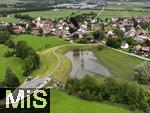 02.06.2024, Kirchheim bei Bad Wrishofen im Unterallgu, Nach dem Hochwasser nach andauernden Regenfllen ist das Wasser ber Nacht zgig abgelaufen. Hier in dem berlaufbecken fr eine Jahrhunderflut vor dem Dorf steht nur noch wenig Stauwasser, Tags zuvor ist der Damm ungeplant bergelaufen und hat den Kirchdorfern teils katastrophale Wasserschden beschert. Luftbild mit Drohne