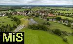 02.06.2024, Kirchheim bei Bad Wrishofen im Unterallgu, Nach dem Hochwasser nach andauernden Regenfllen ist das Wasser ber Nacht zgig abgelaufen. Hier in dem berlaufbecken fr eine Jahrhunderflut vor dem Dorf steht nur noch wenig Stauwasser, Tags zuvor ist der Damm ungeplant bergelaufen und hat den Kirchdorfern teils katastrophale Wasserschden beschert. Luftbild mit Drohne