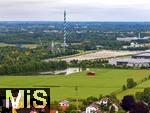 02.06.2024, Kirchheim bei Bad Wrishofen im Unterallgu, Nach dem Hochwasser nach andauernden Regenfllen ist das Wasser ber Nacht zgig abgelaufen. An einer Wiese vor der A96 steht noch ein groer See, dahinter der Skylinepark. Luftbild mit Drohne