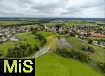 02.06.2024, Kirchheim bei Bad Wrishofen im Unterallgu, Nach dem Hochwasser nach andauernden Regenfllen ist das Wasser ber Nacht zgig abgelaufen. Hier in dem berlaufbecken fr eine Jahrhunderflut vor dem Dorf steht nur noch wenig Stauwasser, Tags zuvor ist der Damm ungeplant bergelaufen und hat den Kirchdorfern teils katastrophale Wasserschden beschert. Luftbild mit Drohne