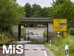 02.06.2024, Bad Woerishofen im Unterallgaeu, Hochwasser nach andauernden Regenfaellen, in der Unterfuehrung der Autobahn A96 zum Skylinepark bei Kirchdorf steht einen Tag nach dem Hochwasser noch der Grundwasserspiegel,  zwei Radfahrer fahren unerschrocken durch die Fluten.