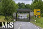 02.06.2024, Bad Woerishofen im Unterallgaeu, Hochwasser nach andauernden Regenfaellen, in der Unterfuehrung der Autobahn A96 zum Skylinepark bei Kirchdorf steht einen Tag nach dem Hochwasser noch der Grundwasserspiegel,  zwei Radfahrer fahren unerschrocken durch die Fluten.