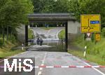02.06.2024, Bad Woerishofen im Unterallgaeu, Hochwasser nach andauernden Regenfaellen, in der Unterfuehrung der Autobahn A96 zum Skylinepark bei Kirchdorf steht einen Tag nach dem Hochwasser noch der Grundwasserspiegel,  zwei Radfahrer fahren unerschrocken durch die Fluten.