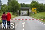 02.06.2024, Bad Woerishofen im Unterallgaeu, Hochwasser nach andauernden Regenfaellen, in der Unterfuehrung der Autobahn A96 zum Skylinepark bei Kirchdorf steht einen Tag nach dem Hochwasser noch der Grundwasserspiegel,  zwei Radfahrer fahren unerschrocken durch die Fluten, Passanten, auch Katastrophen-Touristen gennant, beobachten die Szene neugierig.