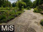 03.06.2024,  Bad Woerishofen im Unterallgaeu, Nach dem Hochwasser nach andauernden Regenfaellen ist das Wasser ueber Nacht weitestgehend abgelaufen. Auf den Kies-Gehwegen im Kurpark werden die Schaeden deutlich, die das fliessende Wasser an den Wegen verursacht hat.